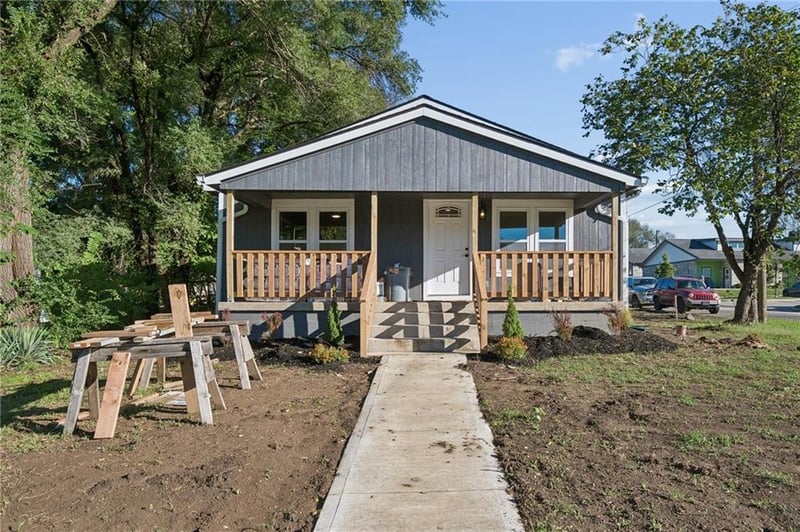 139 E 3rd St, Tonganoxie, KS 66086