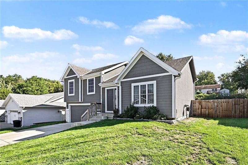 5315 Crystal Dr, St Joseph, MO 64503