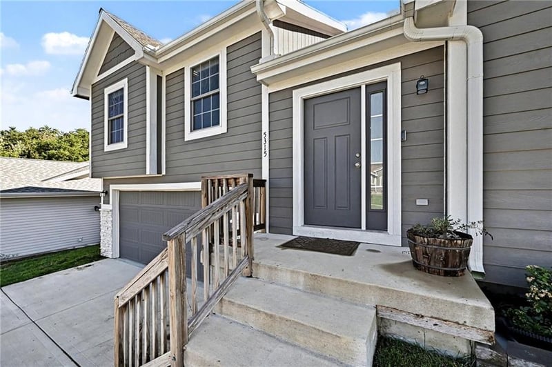 5315 Crystal Dr, St Joseph, MO 64503
