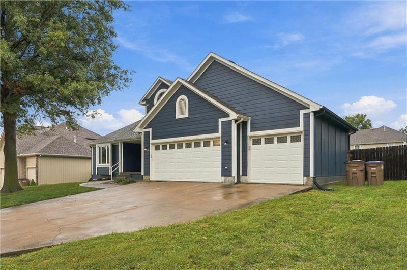 1516 Wrangler Way, Raymore, MO 64083
