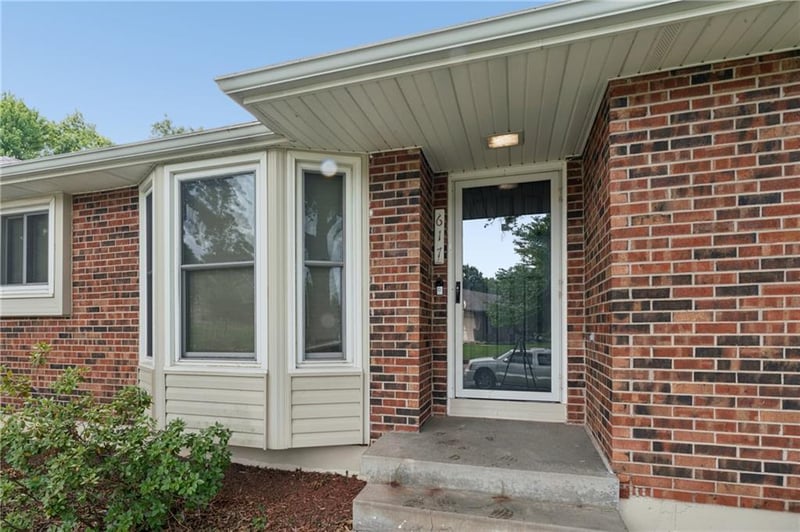 617 W Maple St, Raymore, MO 64083