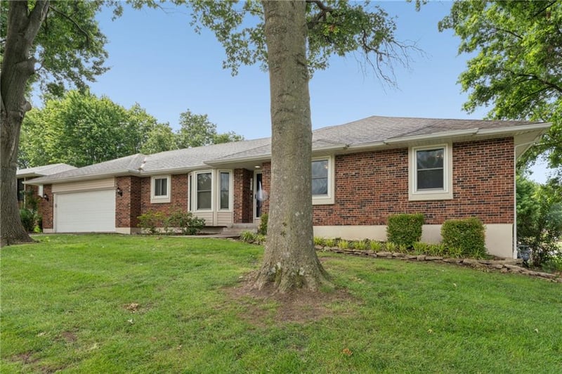 617 W Maple St, Raymore, MO 64083