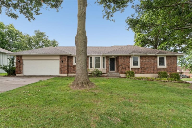 617 W Maple St, Raymore, MO 64083