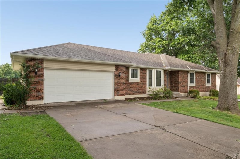 617 W Maple St, Raymore, MO 64083