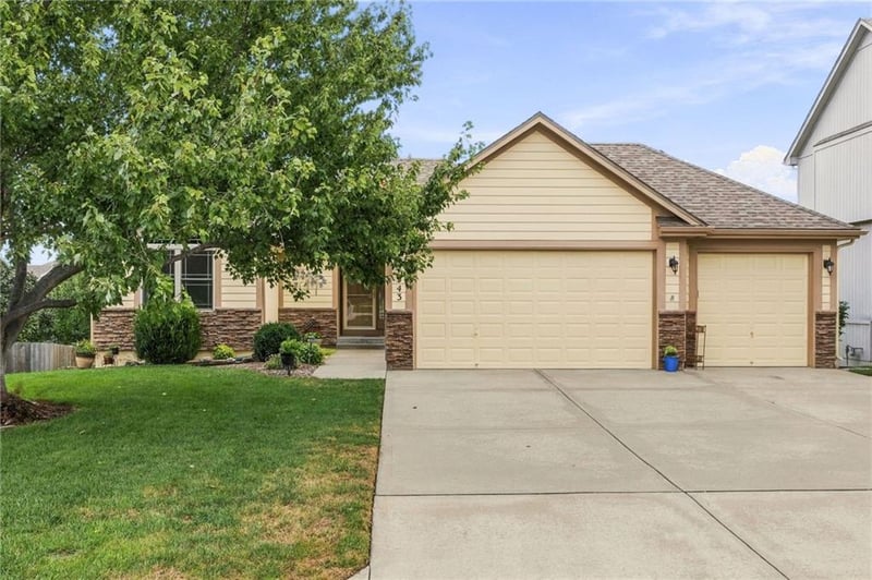 343 SE Wood Ln, Lee's Summit, MO 64063