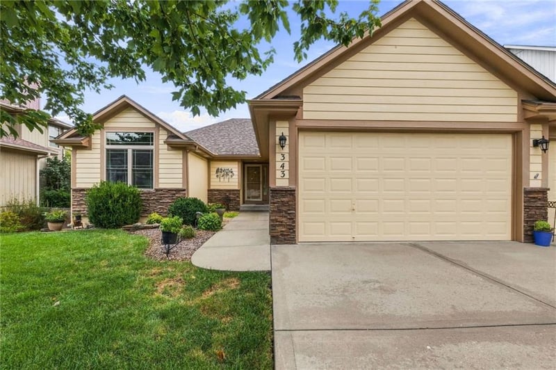 343 SE Wood Ln, Lee's Summit, MO 64063