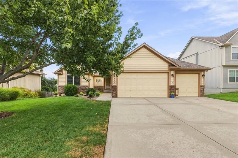 343 SE Wood Ln, Lee's Summit, MO 64063