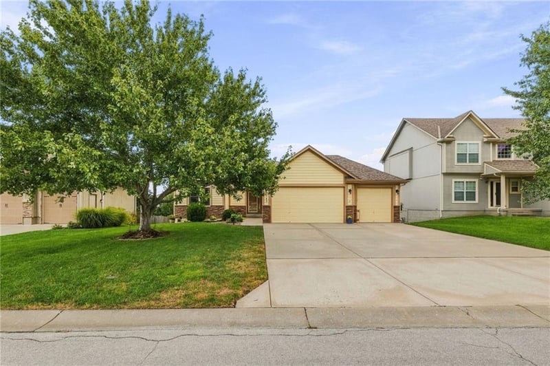 343 SE Wood Ln, Lee's Summit, MO 64063