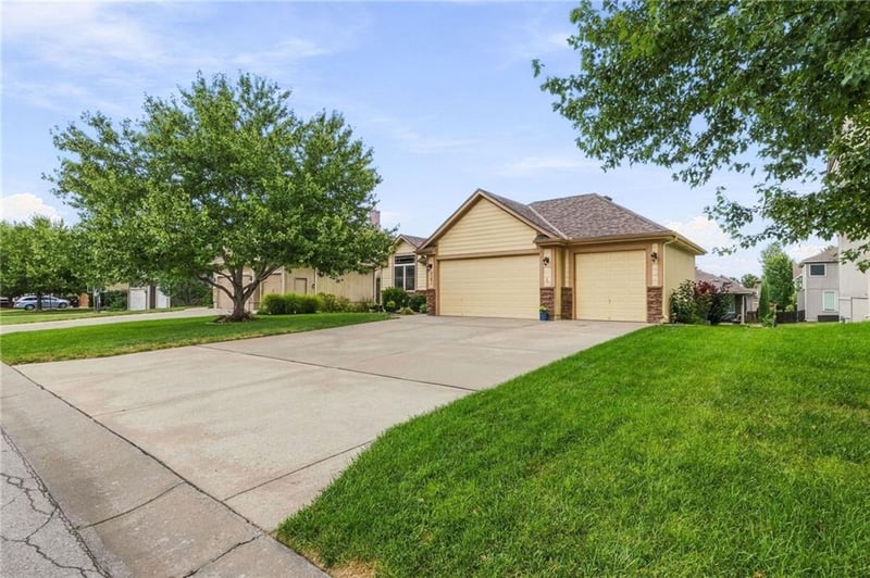 343 SE Wood Ln, Lee's Summit, MO 64063