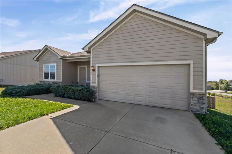 26169 W 141st Ter, Olathe, KS 66061