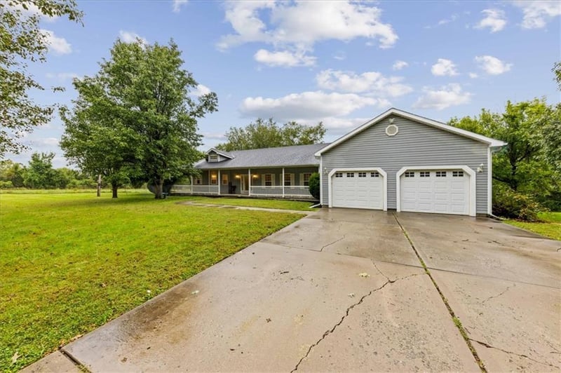 15036 Hillside Rd, Leavenworth, KS 66048