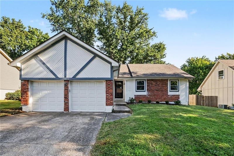 13935 S Cottonwood Dr, Olathe, KS 66062
