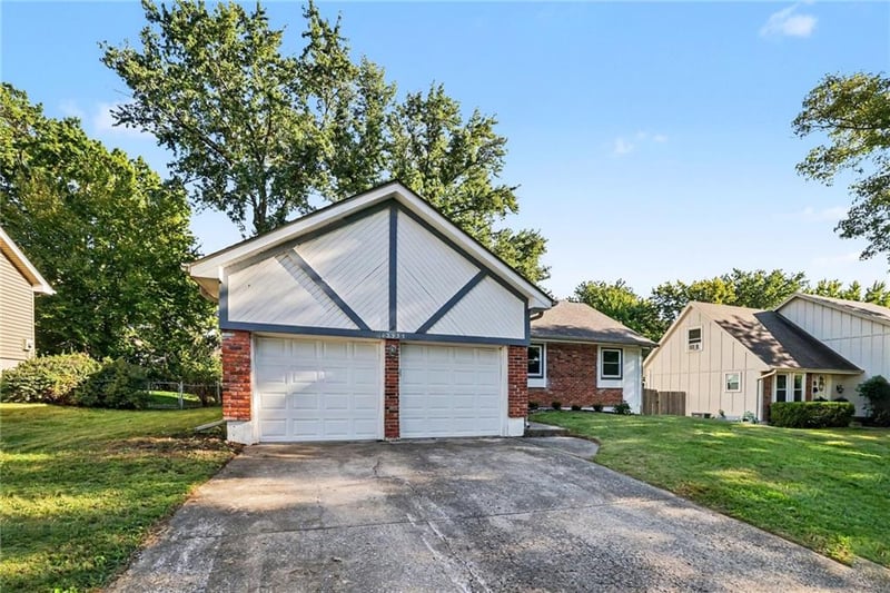 13935 S Cottonwood Dr, Olathe, KS 66062