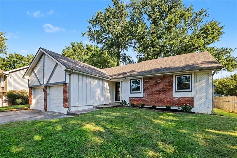 13935 S Cottonwood Dr, Olathe, KS 66062