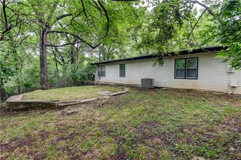 9800 Parkwood Ave, Kansas City, MO 64137