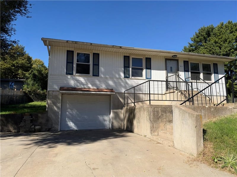 807 S 23rd Ter, Lexington, MO 64067