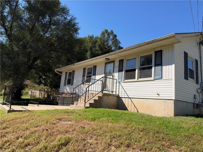 807 S 23rd Ter, Lexington, MO 64067