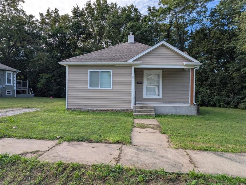 307 E Black Diamond St, Richmond, MO 64085