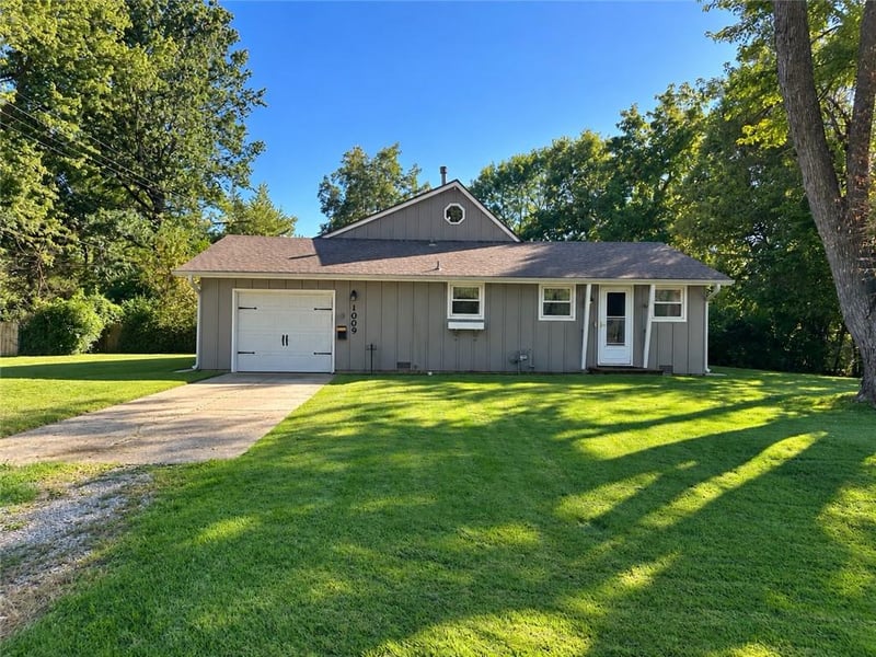 1009 134th St, Grandview, MO 64030