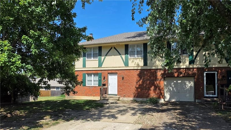 6949 Chapel Woods Ln, Kansas City, MO 64152