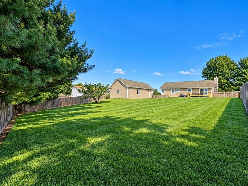 5302 Stoneridge Dr, St Joseph, MO 64507