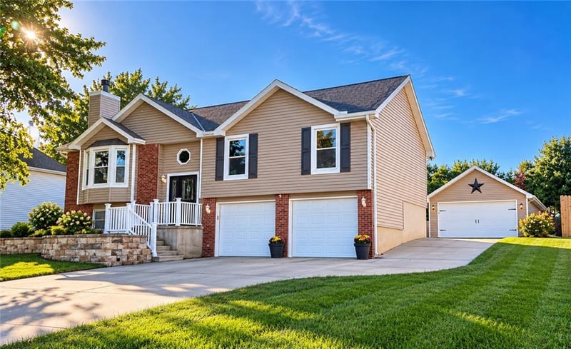 5302 Stoneridge Dr, St Joseph, MO 64507