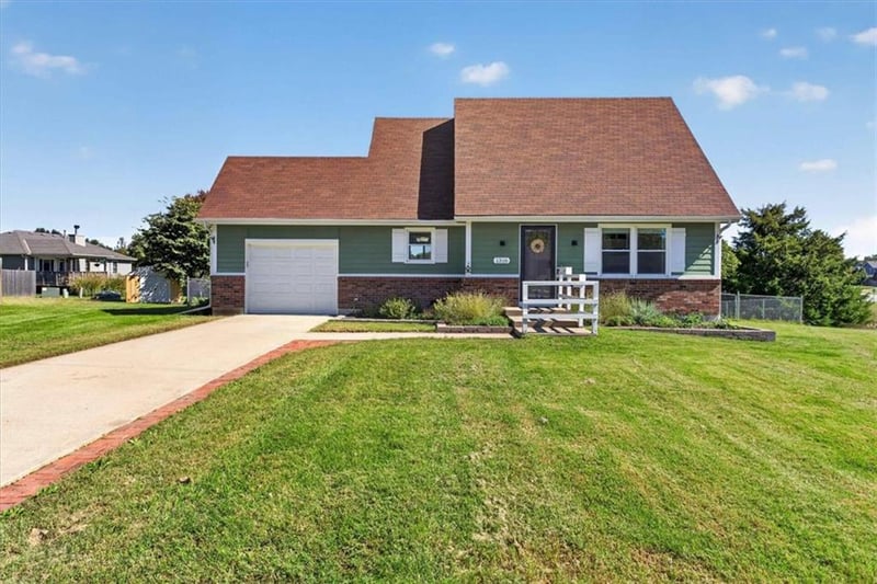 1318 Tall Grass Ct, Eudora, KS 66025