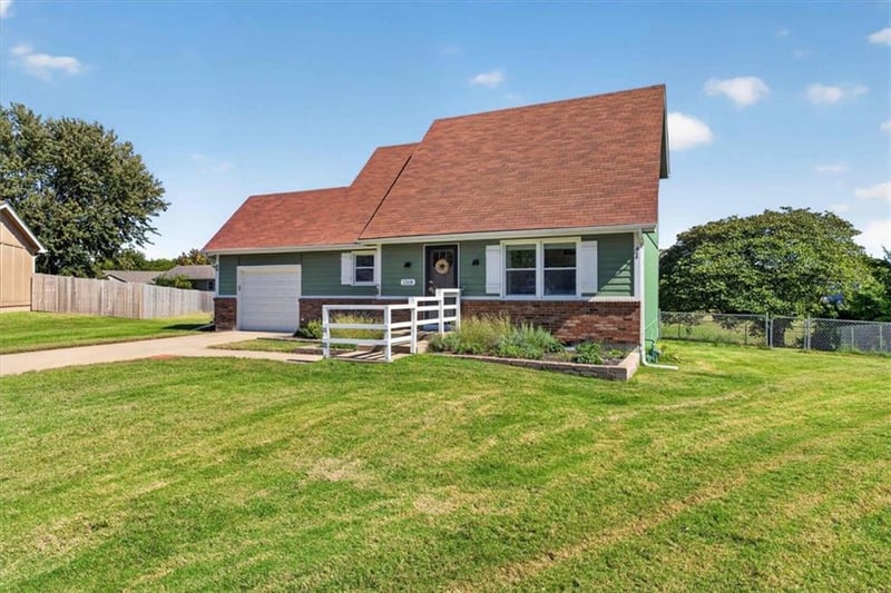 1318 Tall Grass Ct, Eudora, KS 66025