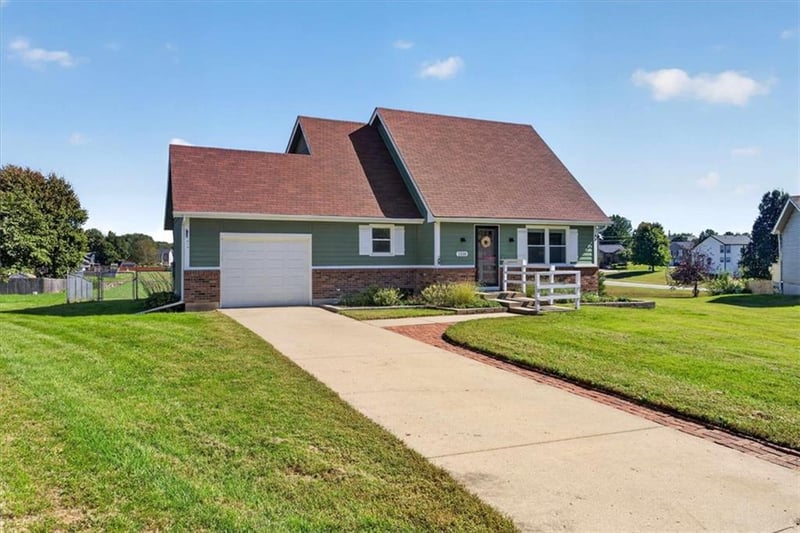 1318 Tall Grass Ct, Eudora, KS 66025