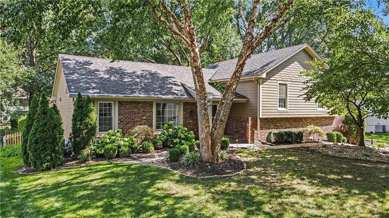 10519 Pawnee Ln, Leawood, KS 66206