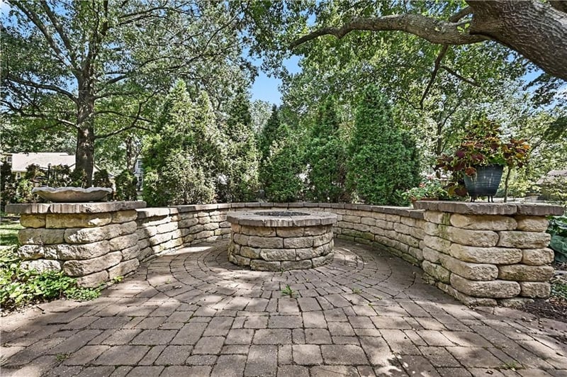 10519 Pawnee Ln, Leawood, KS 66206