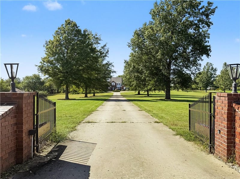 1071 E 1400 Rd, Lawrence, KS 66046