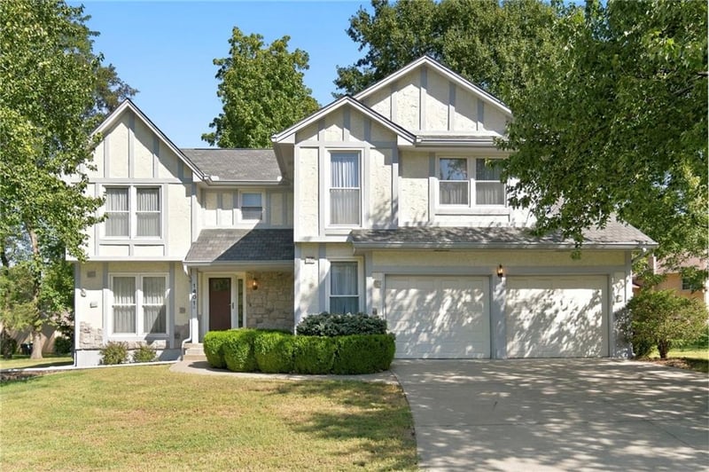 1401 Fox Ridge Dr, Blue Springs, MO 64015