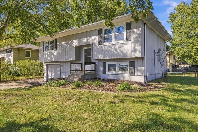 300 W Johnson St, Spring Hill, KS 66083