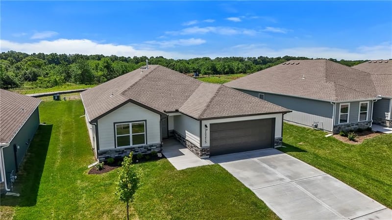 20353 W 195th St, Spring Hill, KS 66083