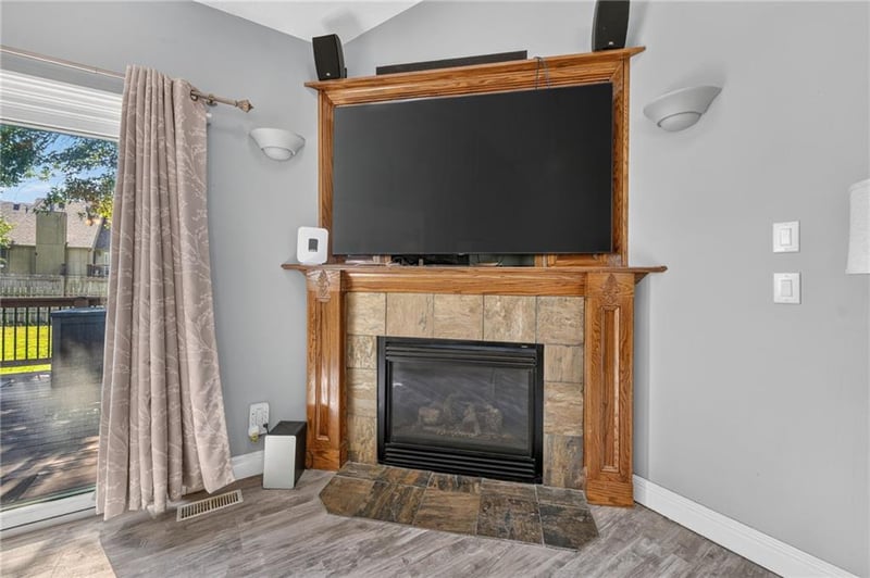1742 Finch Dr, Tonganoxie, KS 66086