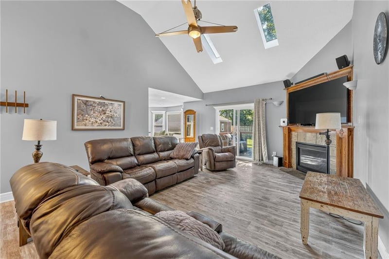 1742 Finch Dr, Tonganoxie, KS 66086