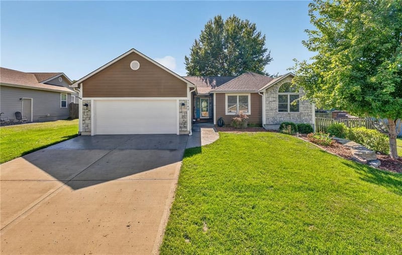1742 Finch Dr, Tonganoxie, KS 66086