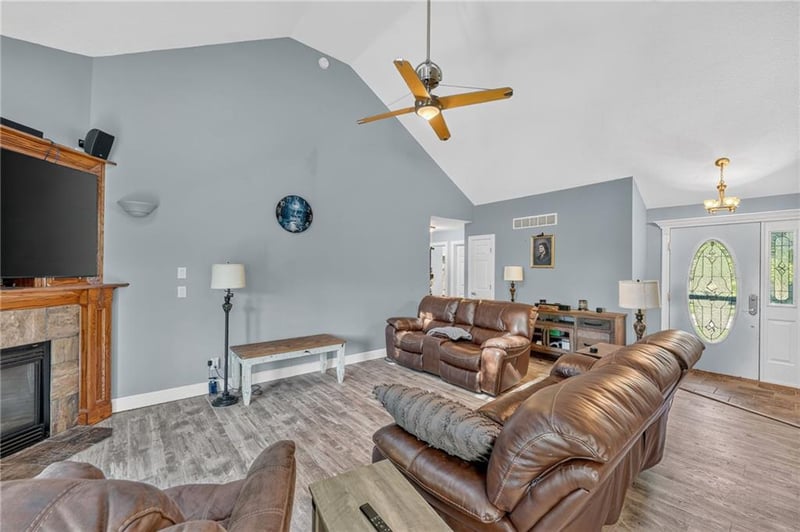 1742 Finch Dr, Tonganoxie, KS 66086