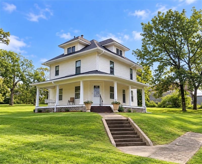 101 S 9th St, Hopkins, MO 64461