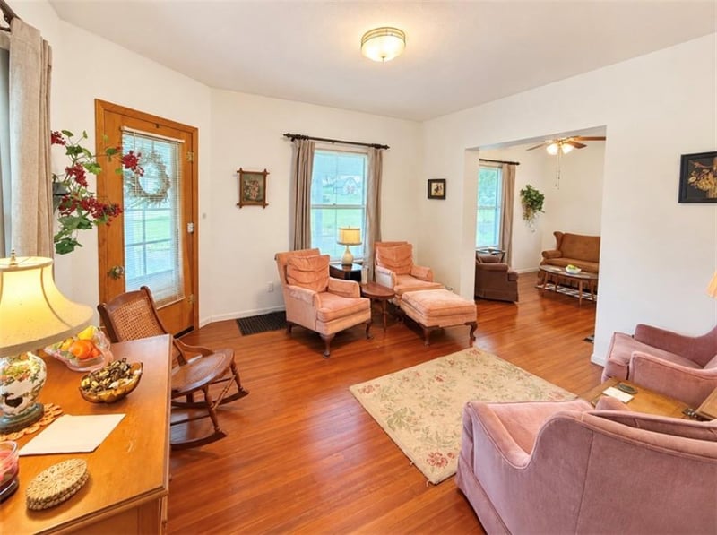 101 S 9th St, Hopkins, MO 64461
