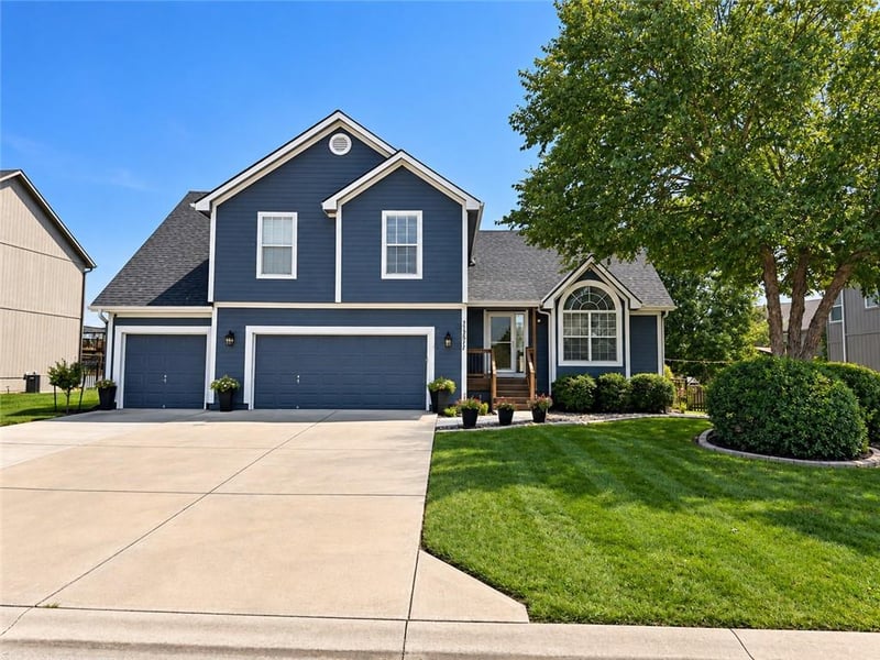 2511 SW Current Ln, Lee's Summit, MO 64082