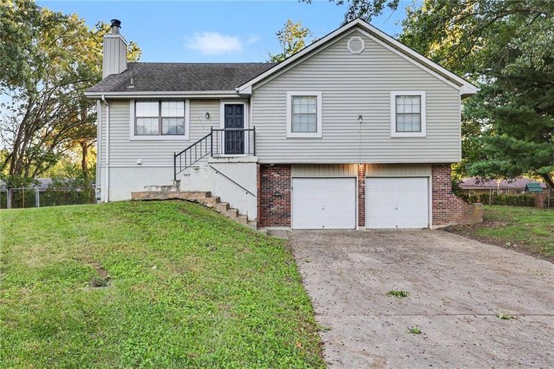 3804 NE Woods Ct, Lee's Summit, MO 64064