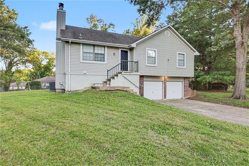 3804 NE Woods Ct, Lee's Summit, MO 64064