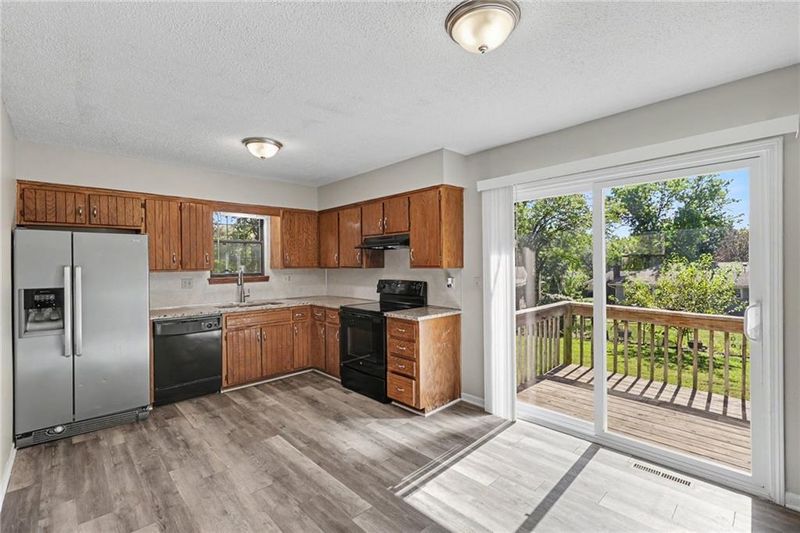 3804 NE Woods Ct, Lee's Summit, MO 64064