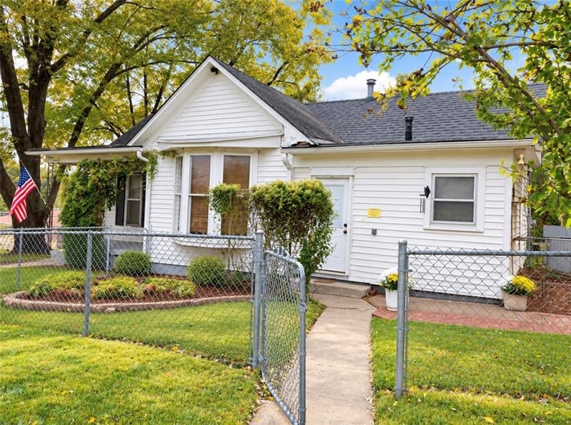 1811 Pacific St, St Joseph, MO 64503