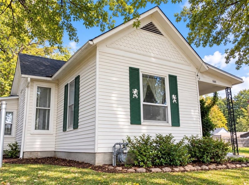 1811 Pacific St, St Joseph, MO 64503