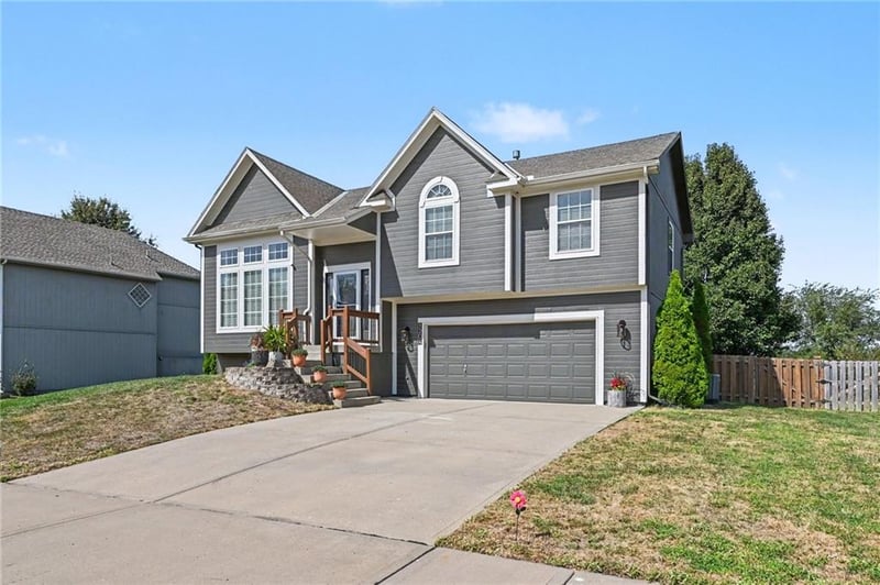 1204 N 4th St E, Louisburg, KS 66053
