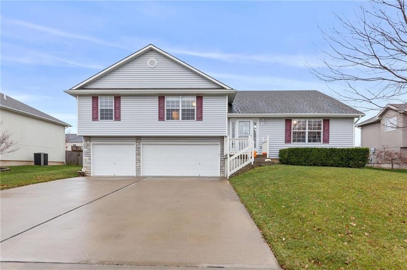 1009 Granada Dr, Raymore, MO 64083