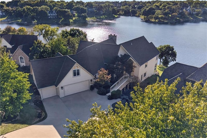 118 NE Edgewater Dr, Lee's Summit, MO 64064